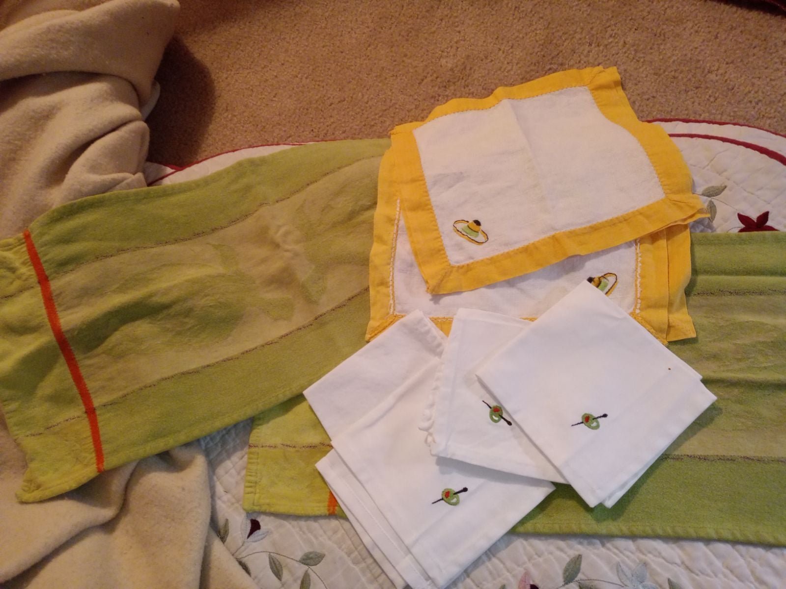 Lot of Olives linens table dressing outfit