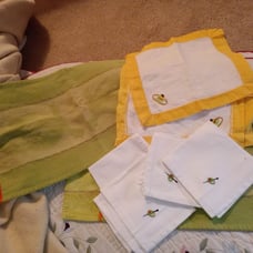 Lot of Olives linens table dressing outfit