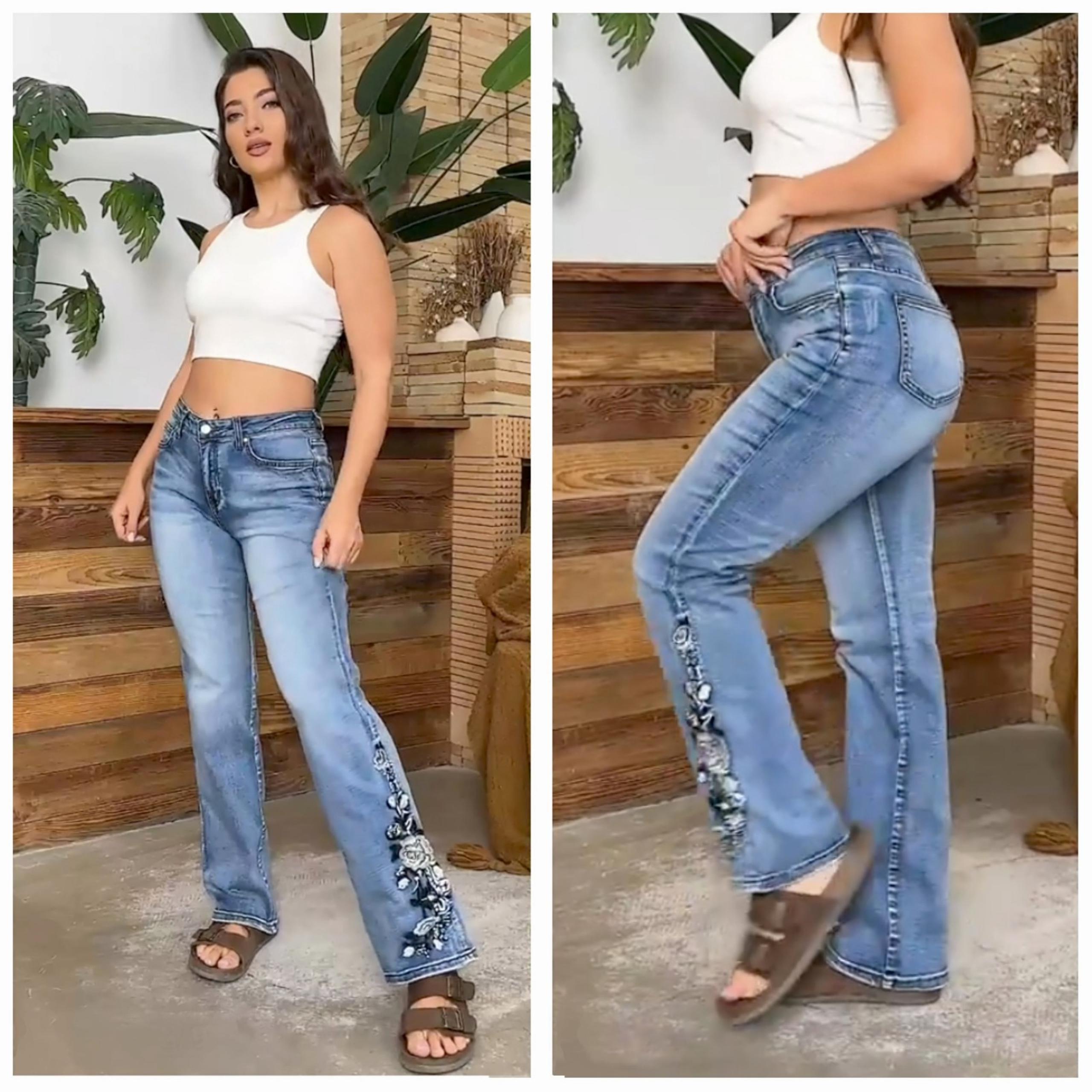 NWT Flamingo Light Wash Embroidered Mid Rise Boot Cut Jeans Women's Medium NEW!