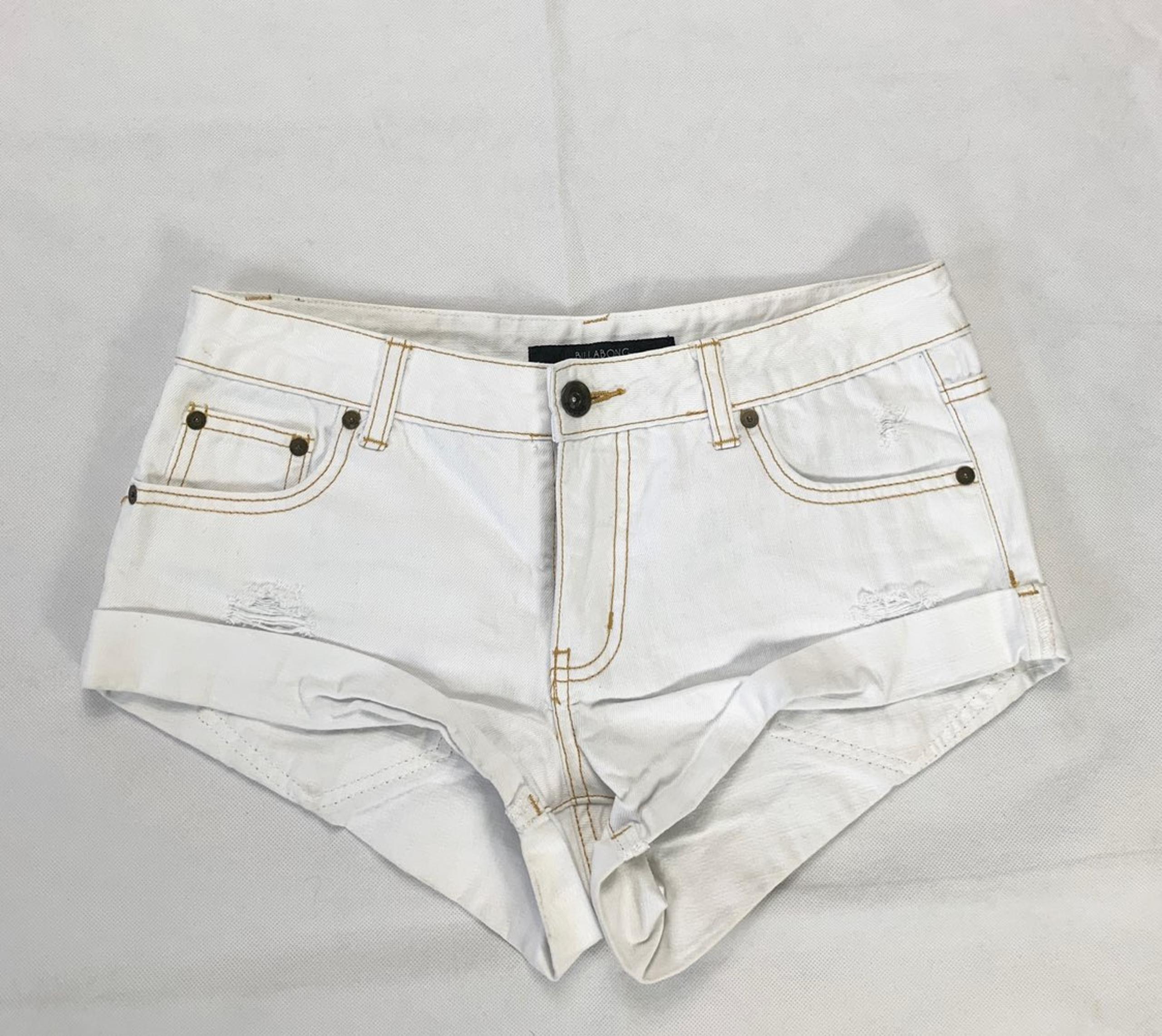 Women BILLABONG Shorts White Size 26