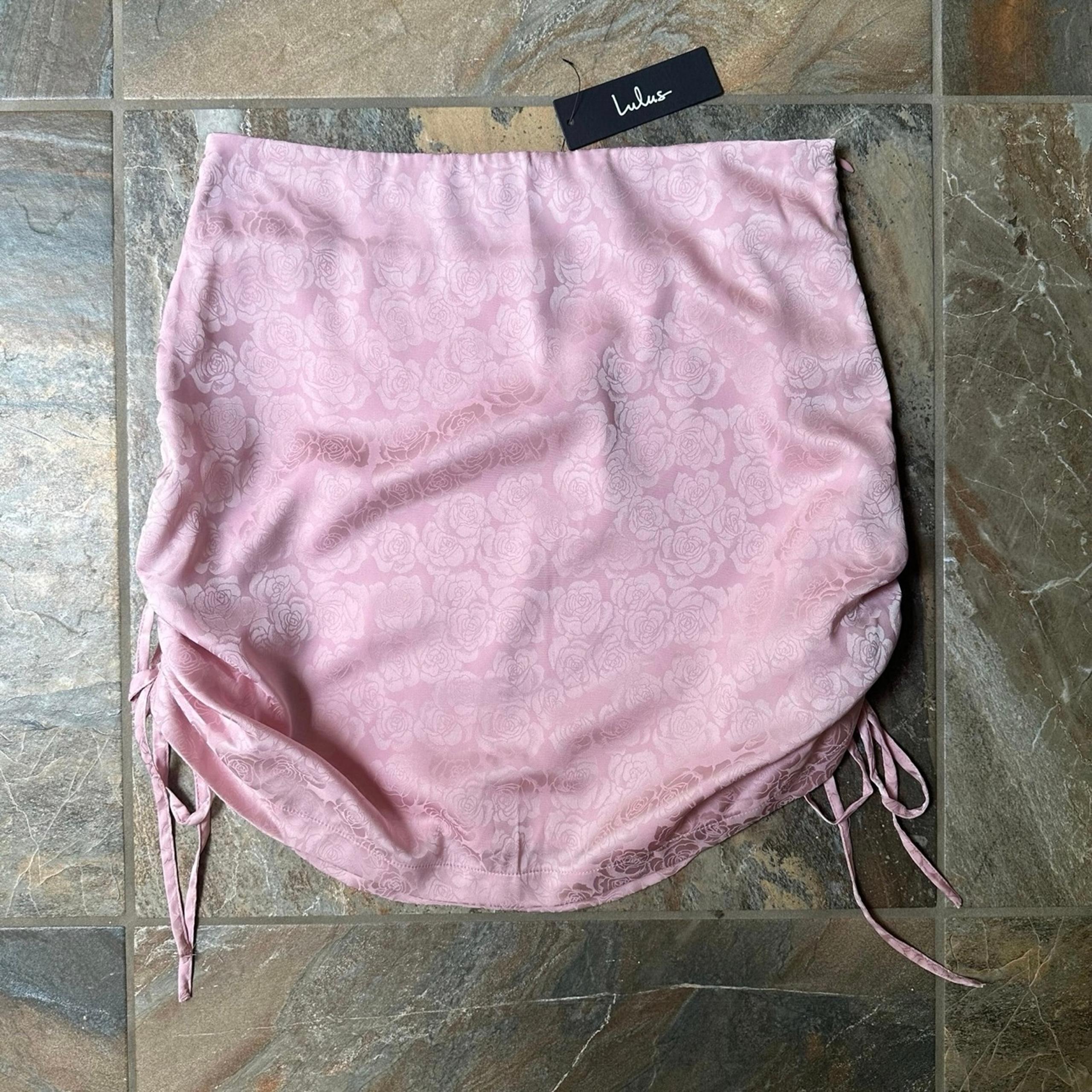 Lulu's In a Bliss Pink Floral Satin Jacquard Ruched Mini Skirt NWT Size Large