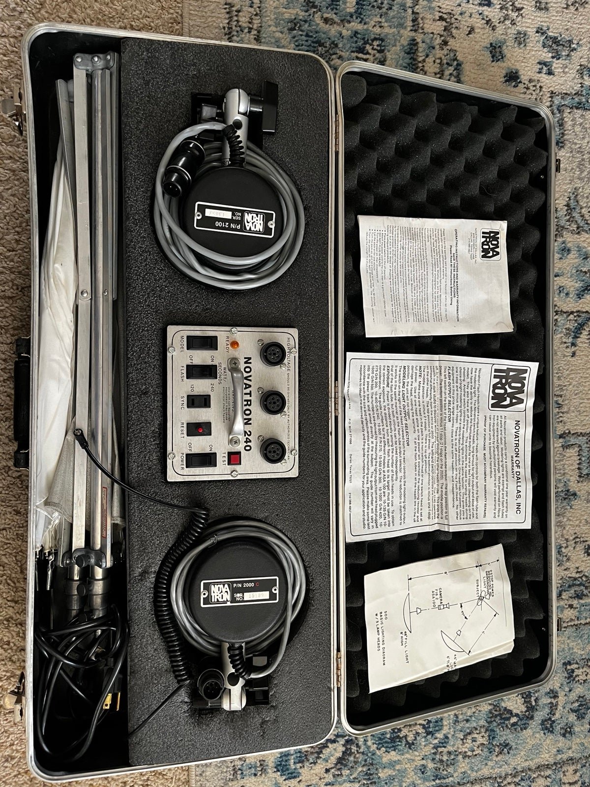 Vintage Novatron 240 2-Head Lighting Kit Flash Kit w/ Hard Case And Umbrellas