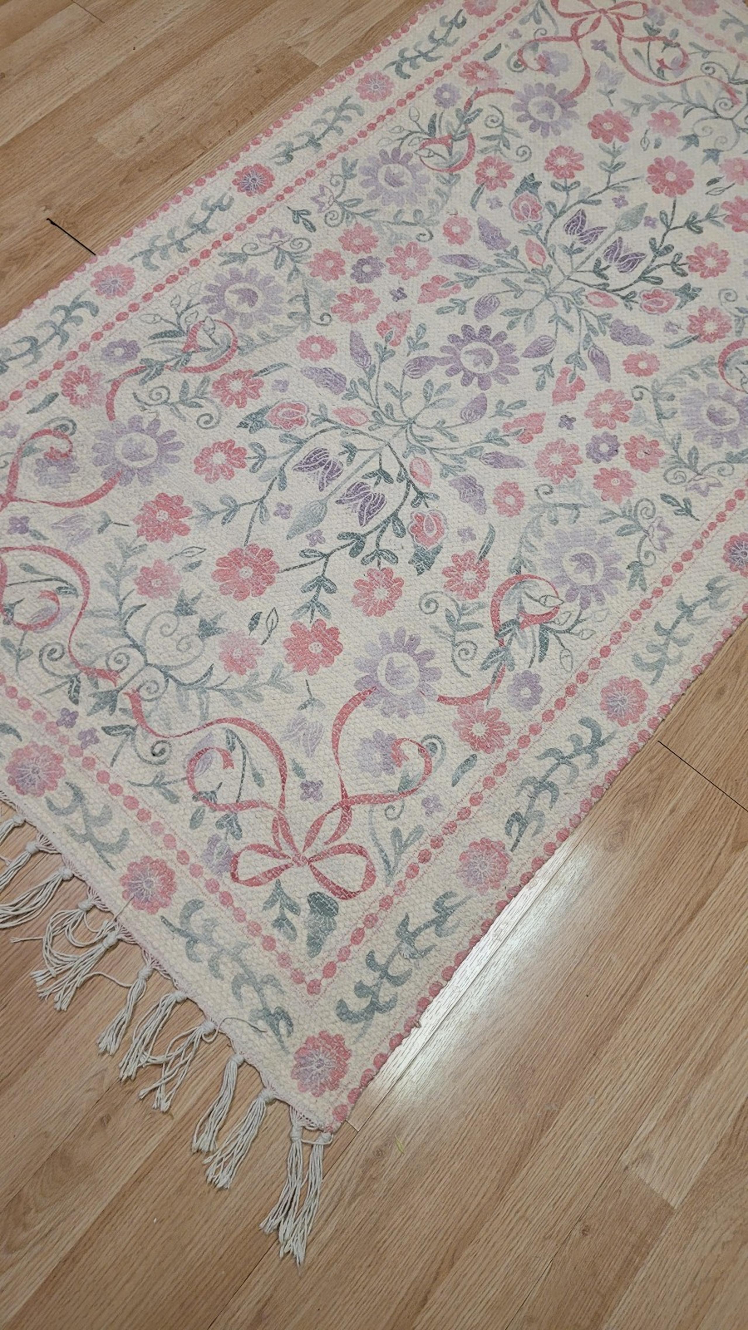 RACHEL ASHWELL FARMHOUSE Reversible Faded Floral/Bow Rug, 36" x 60" with tassels