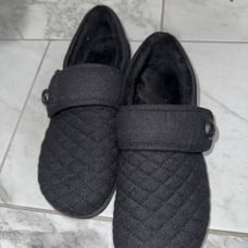 Vionic Jackie Quilted Black Slipper Womens size 9 Rubber Soles Preowned.