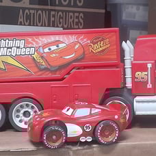 Shake ’n Go Pixar's Cars – Mack Hauler with Radiator Springs Lightning McQueen