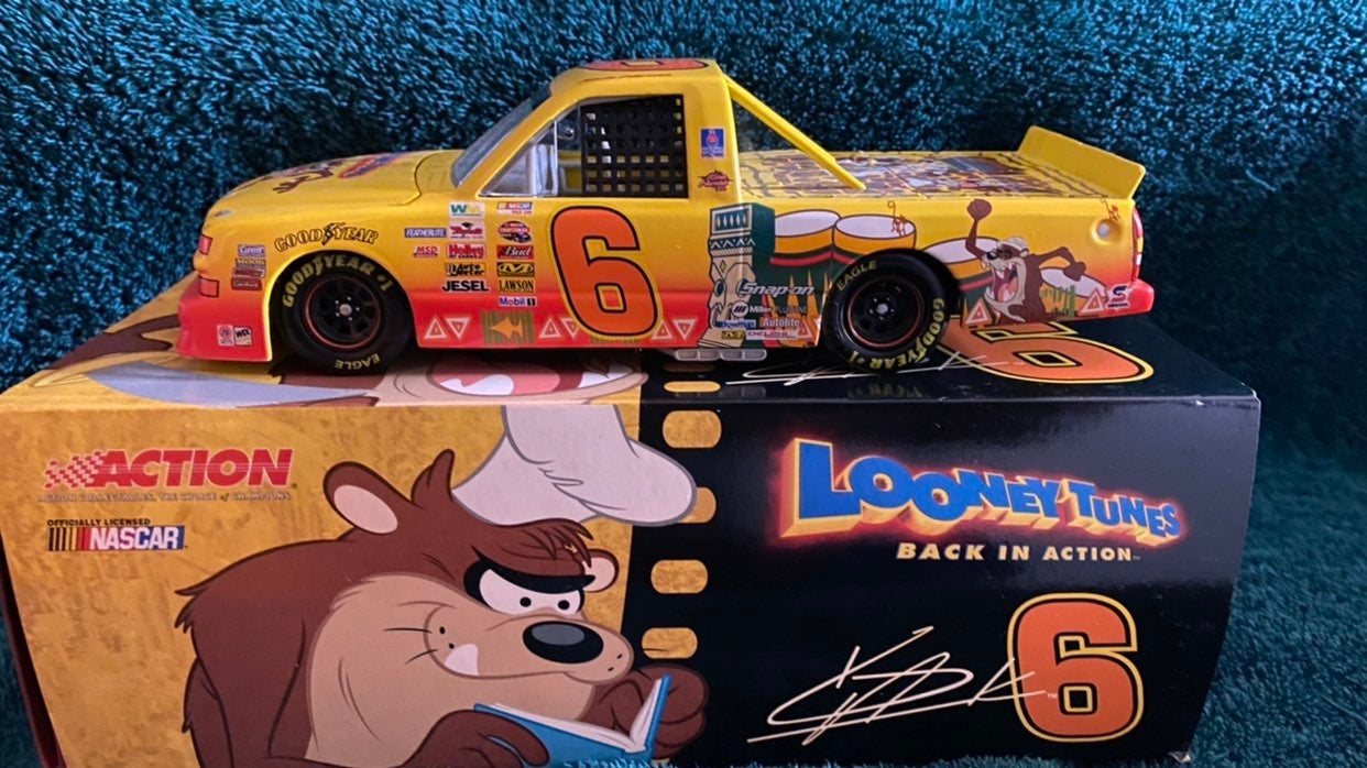 Kevin Harvick Looney Tunes 2003 Chevy Race Truck 1.24 Scale