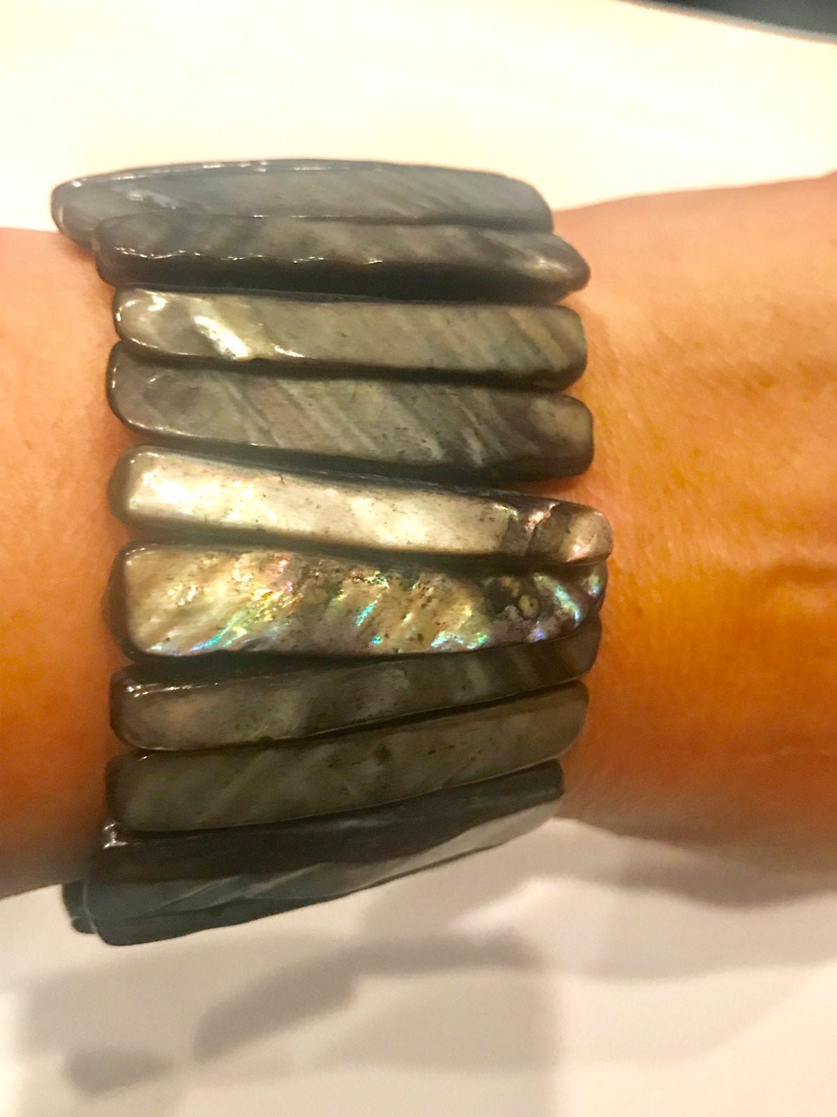 New Stretch Shell Bracelet. B1107