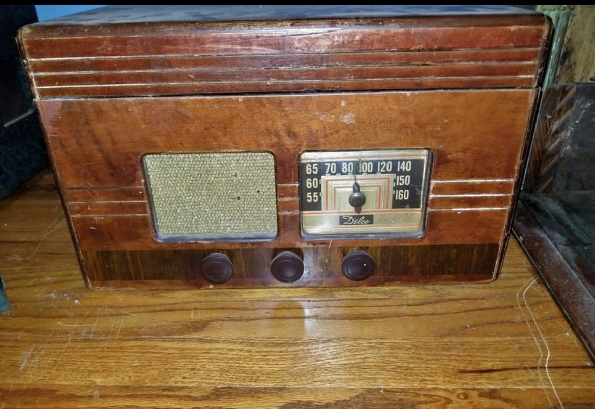 Delco R-1218 AM/Phonograph Radio