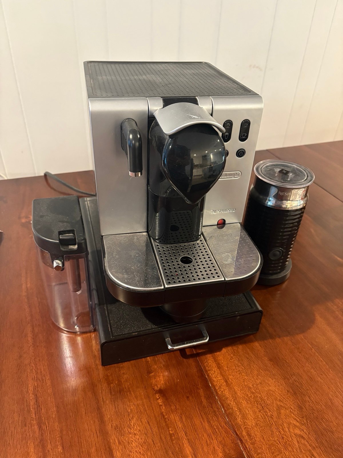 DeLonghi EN680.M Nespresso Lattissima Espresso Maker Black + Brushed Metal