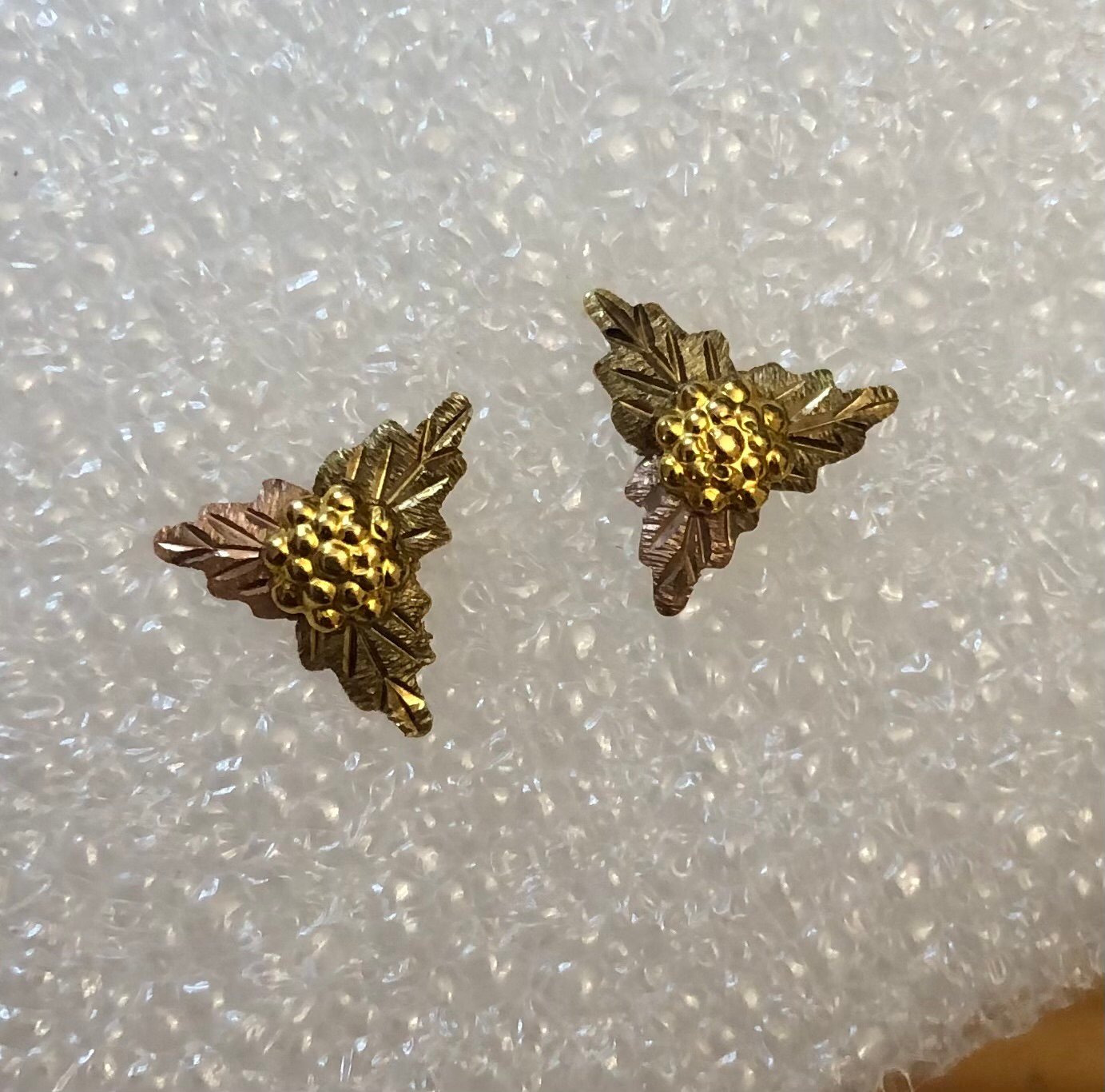 10k gold black hills gold jewelry flower leaf studs earrings with rubber backs