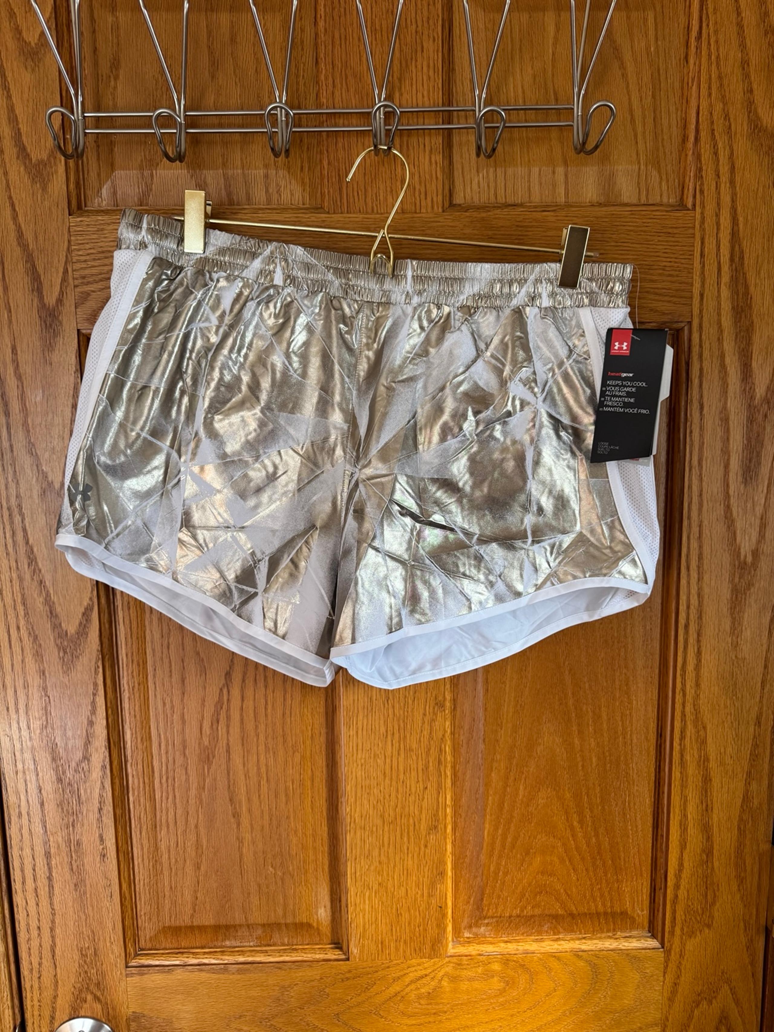 NWT Women’s Under Armour shorts size large