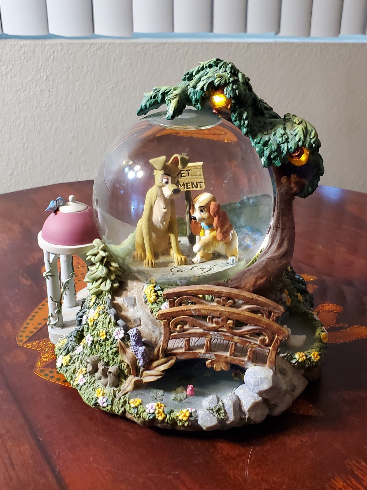 DISNEY Snowglobe Lady and the Tramp Wet Cement Musical Snow Globe - Bella Notte.