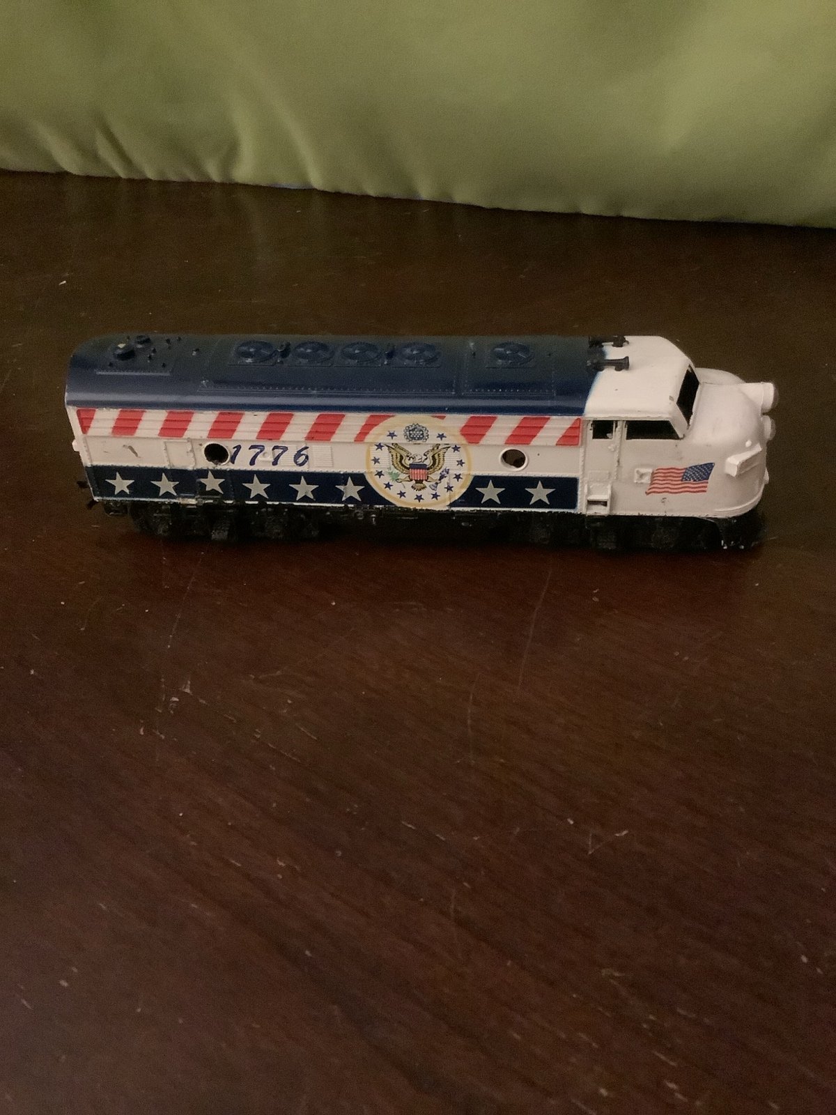 HO train engine Bicentennial trains and cars