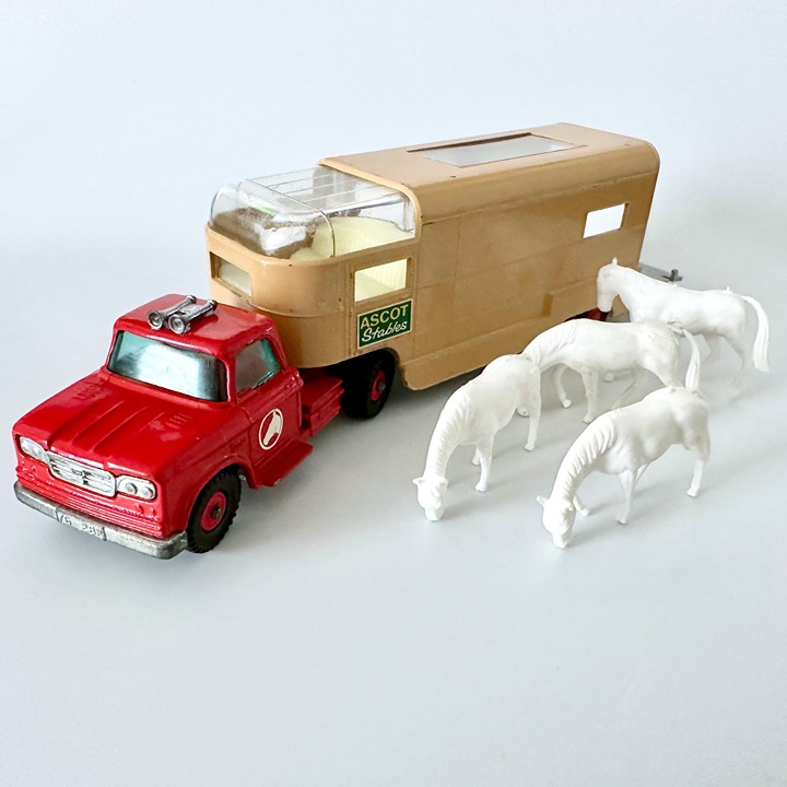 Matchbox Lesney K-18 Dodge Trailer / Articulated Horse Van, Made in England