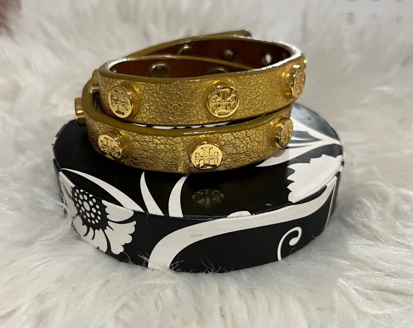 Tory Burch- Miller Leather Double Wrap Stud Bracelet in gold ✨
