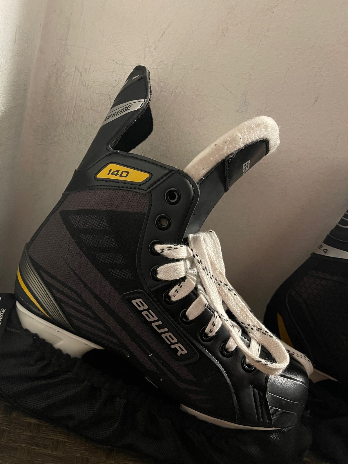 Youth Bauer supreme 140 store skates