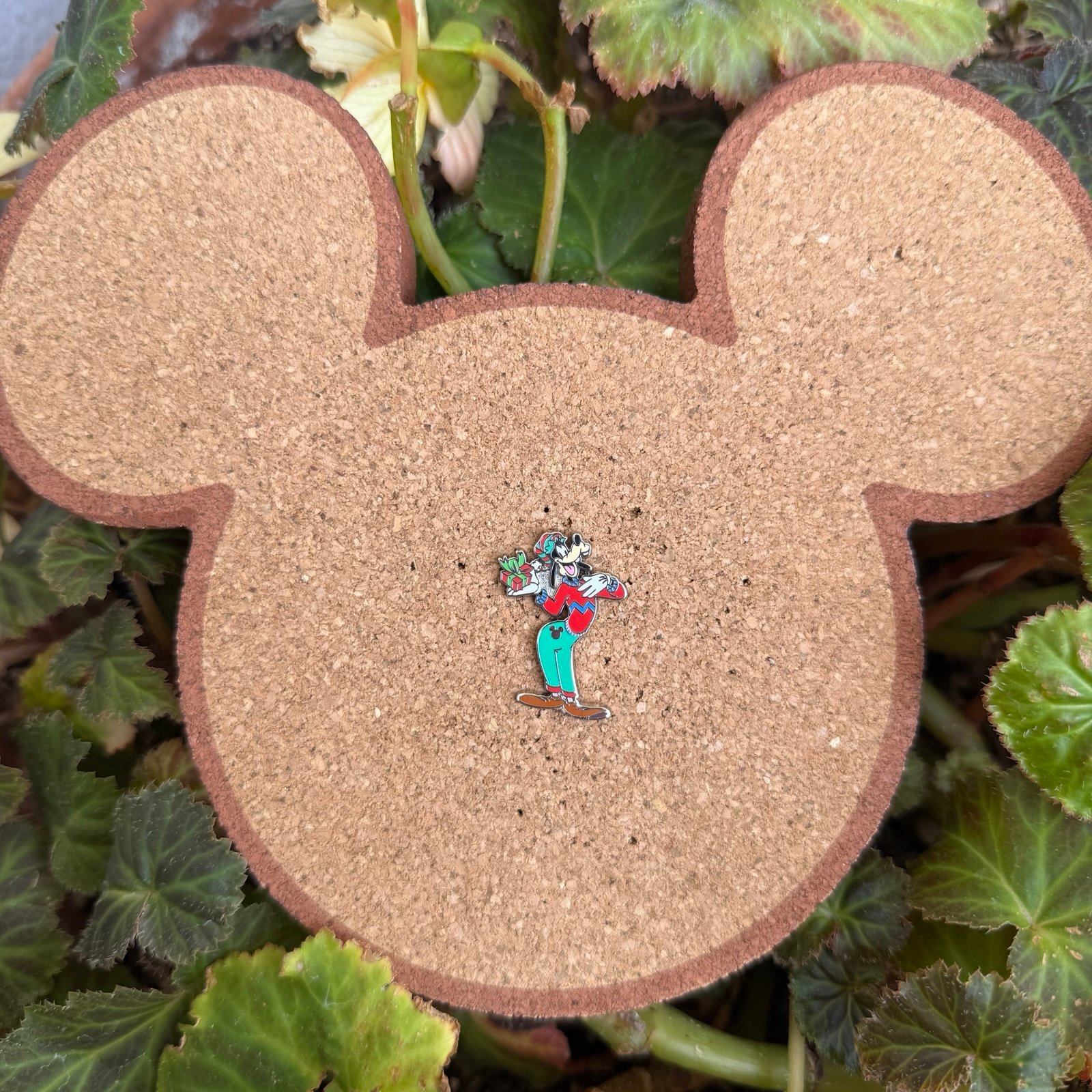 Hidden Mickey 2025 CHASER Christmas Goofy Disney Pin