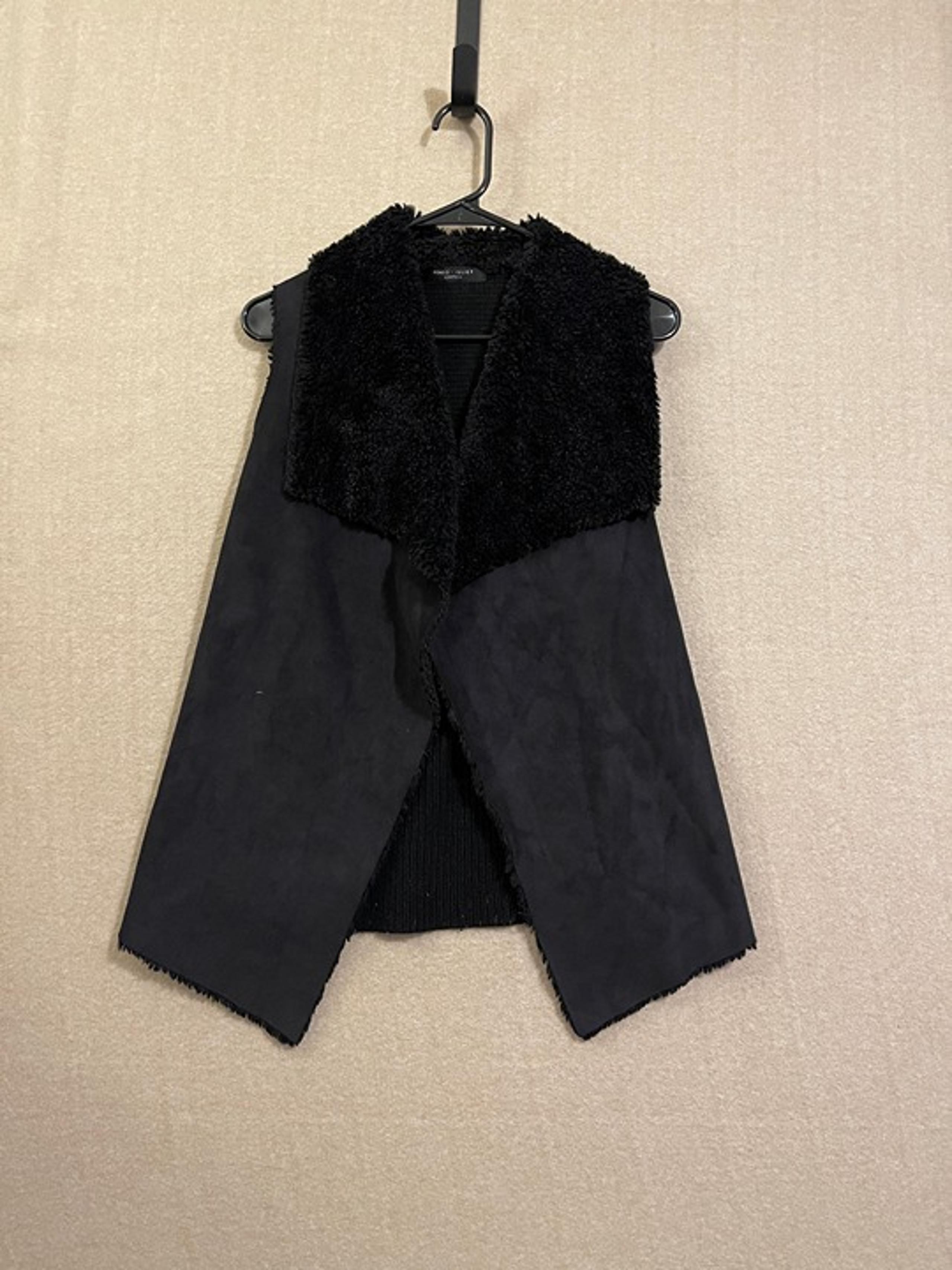 Romeo & Juliet Couture Vest Women's Small Black Faux Fur Open Faced
