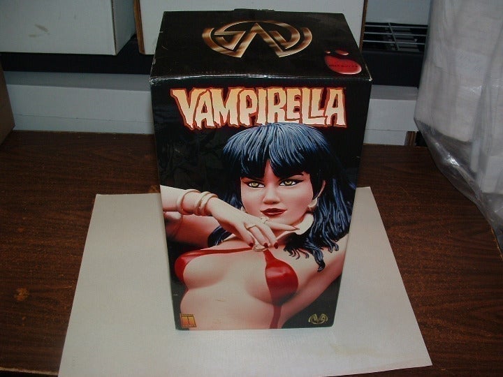 Vampirella Moore Creation statue
