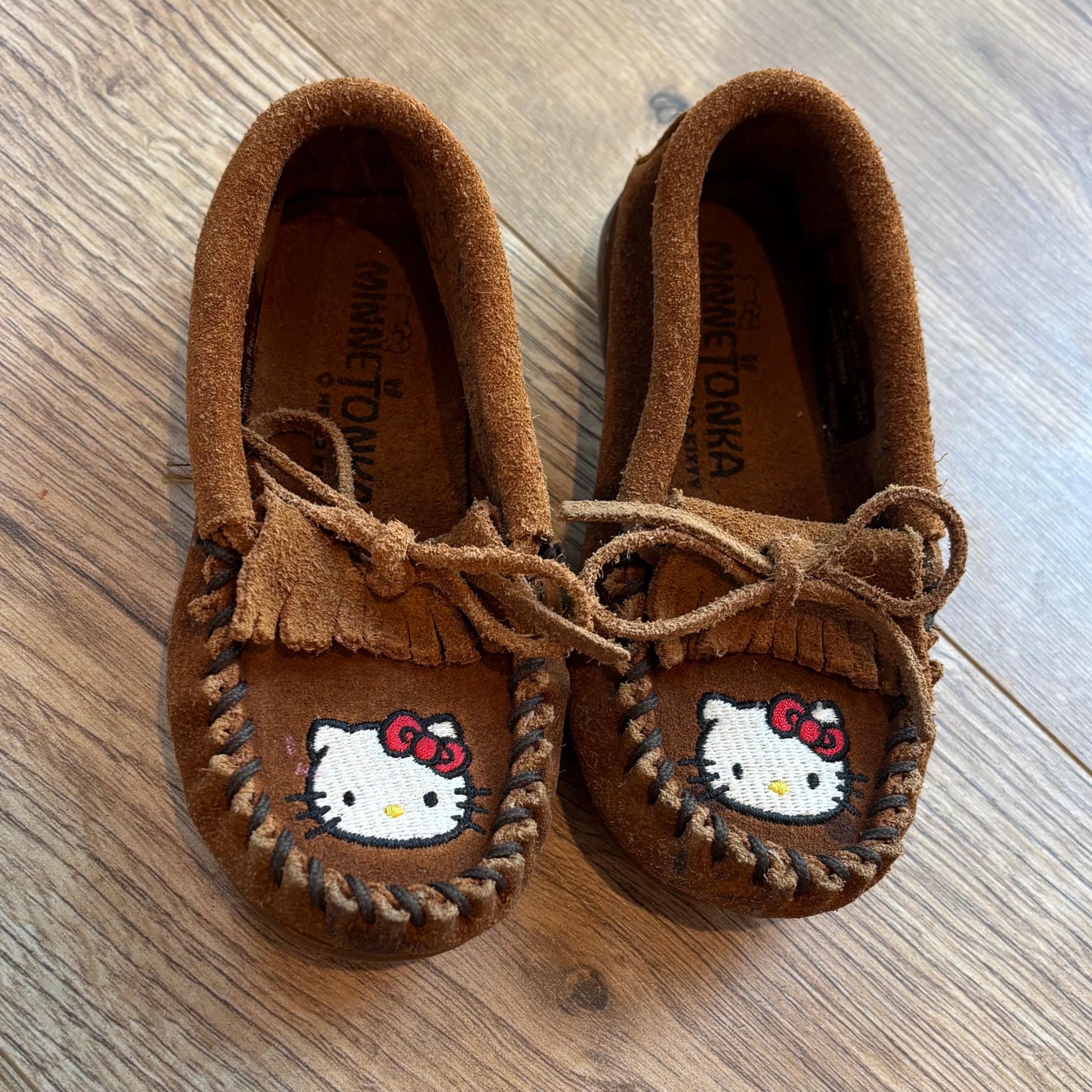 Minnetonka Hello Kitty Brown Suede Moccasin Loafer Shoes Toddler Girl Size 8