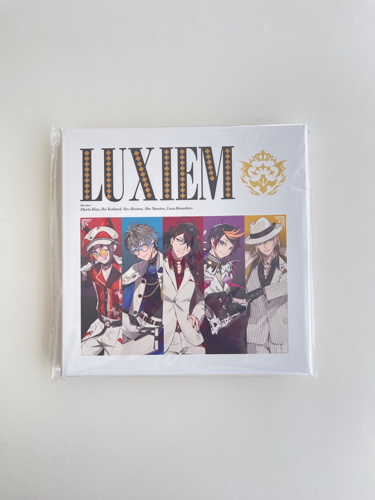 NIJISANJI EN Luxiem Complete Book Hologram Badge with Ton Ton Zumo
