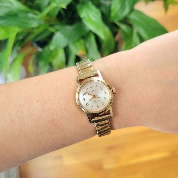 Vintage Timex Classic Gold & Womens Womans Analog Stretch Watch