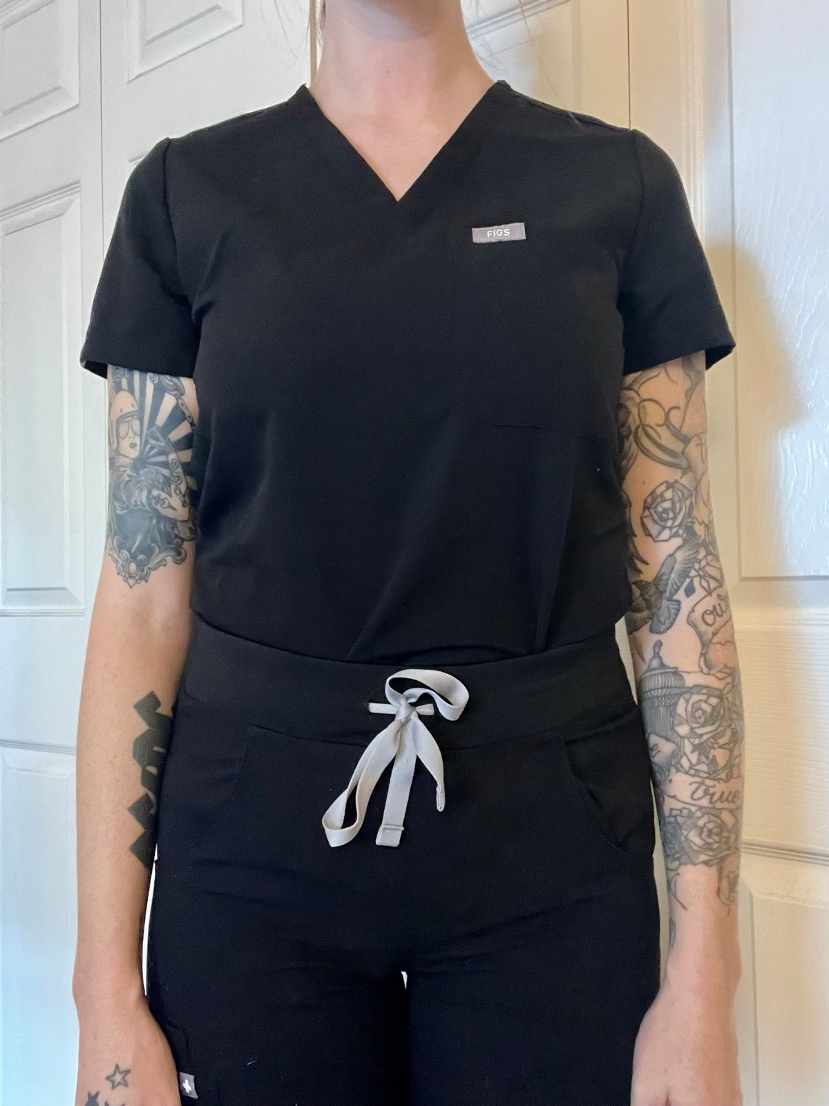 FIGS black scrubs set