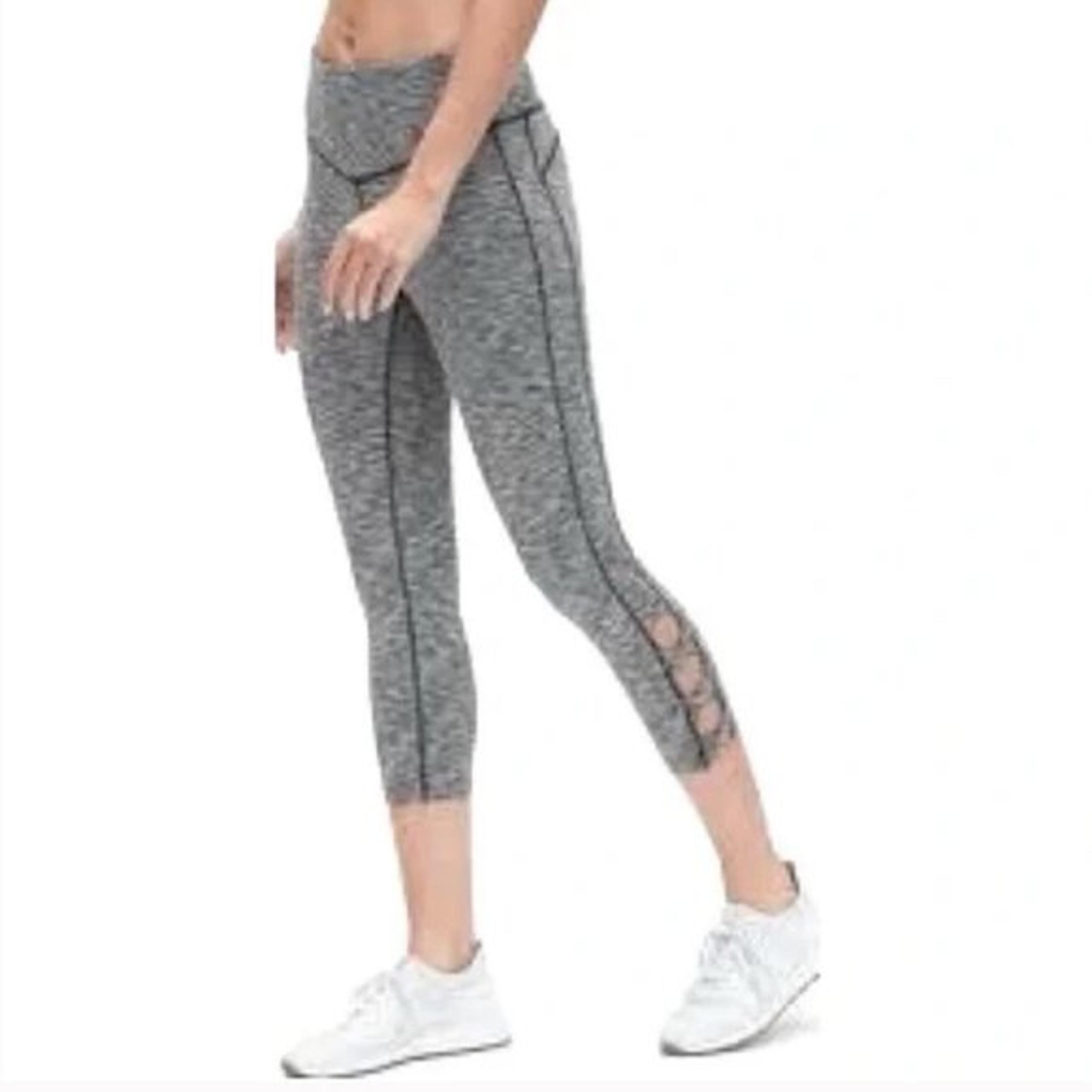 GapFit GFAST High Waisted Blackout Capri Grey Space Dye Knot bottom (M)