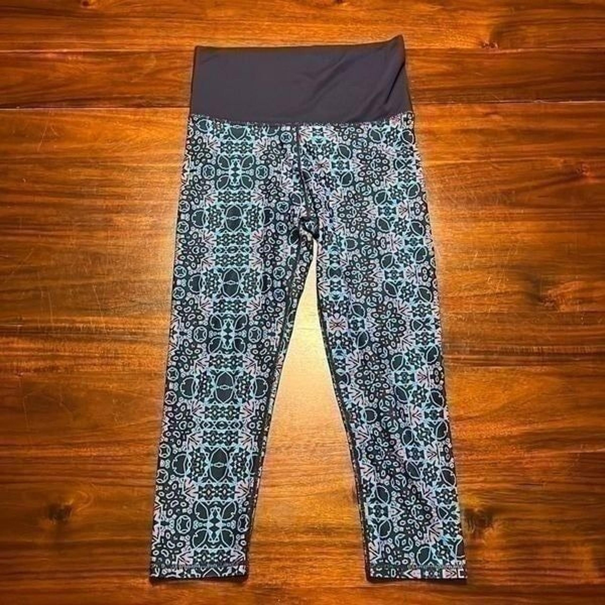 Fabletics Blue Pink Geometric Print 3/4 Leggings XS