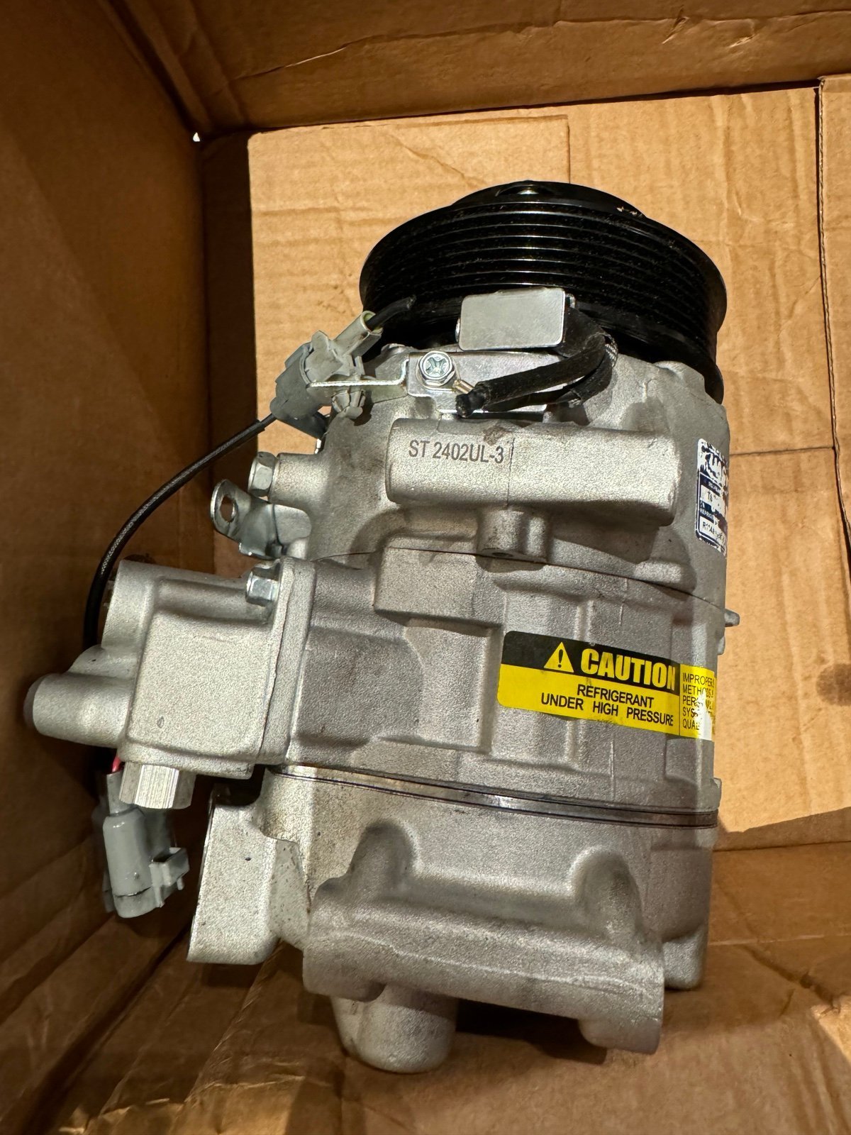 AC Compressor w/ Clutch ST 2402UL-3