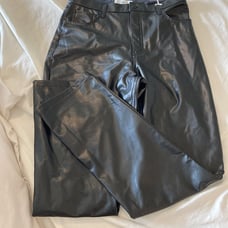 Abercrombie & Fitch Women’s 90’s Straight Vegan Leather Black 31 Long 110