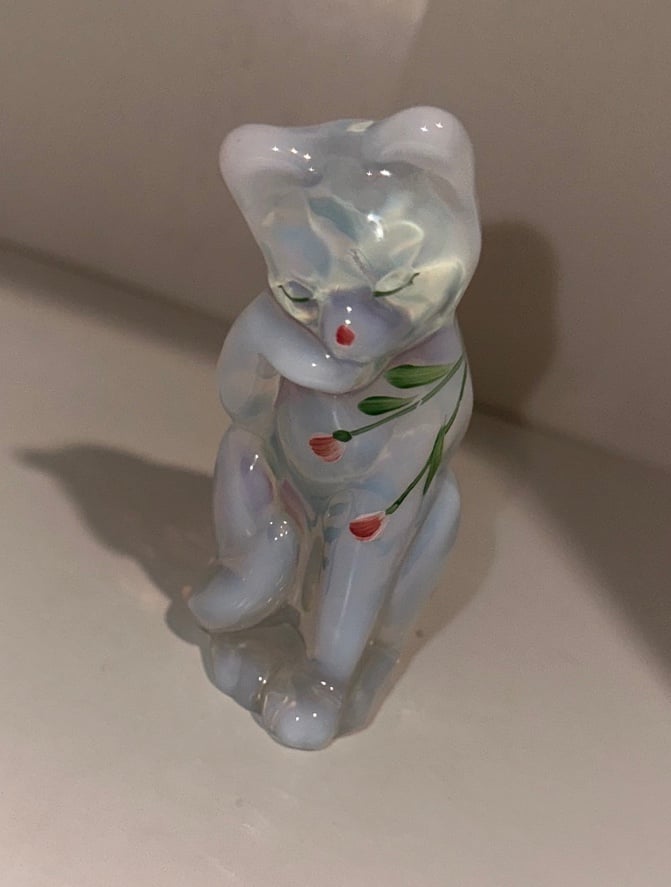 Fenton White Opalescent Grooming Cat