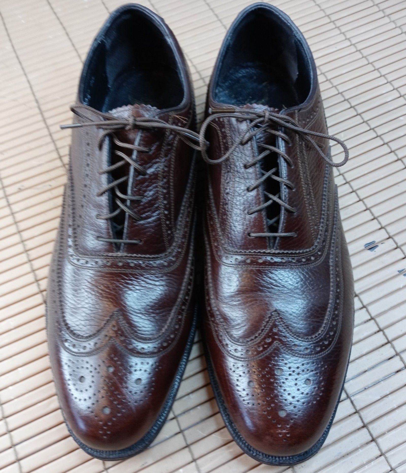 Florsheim men's brown leather wingtip Oxford shoe. Sz 10 EEE. Great condition. 3