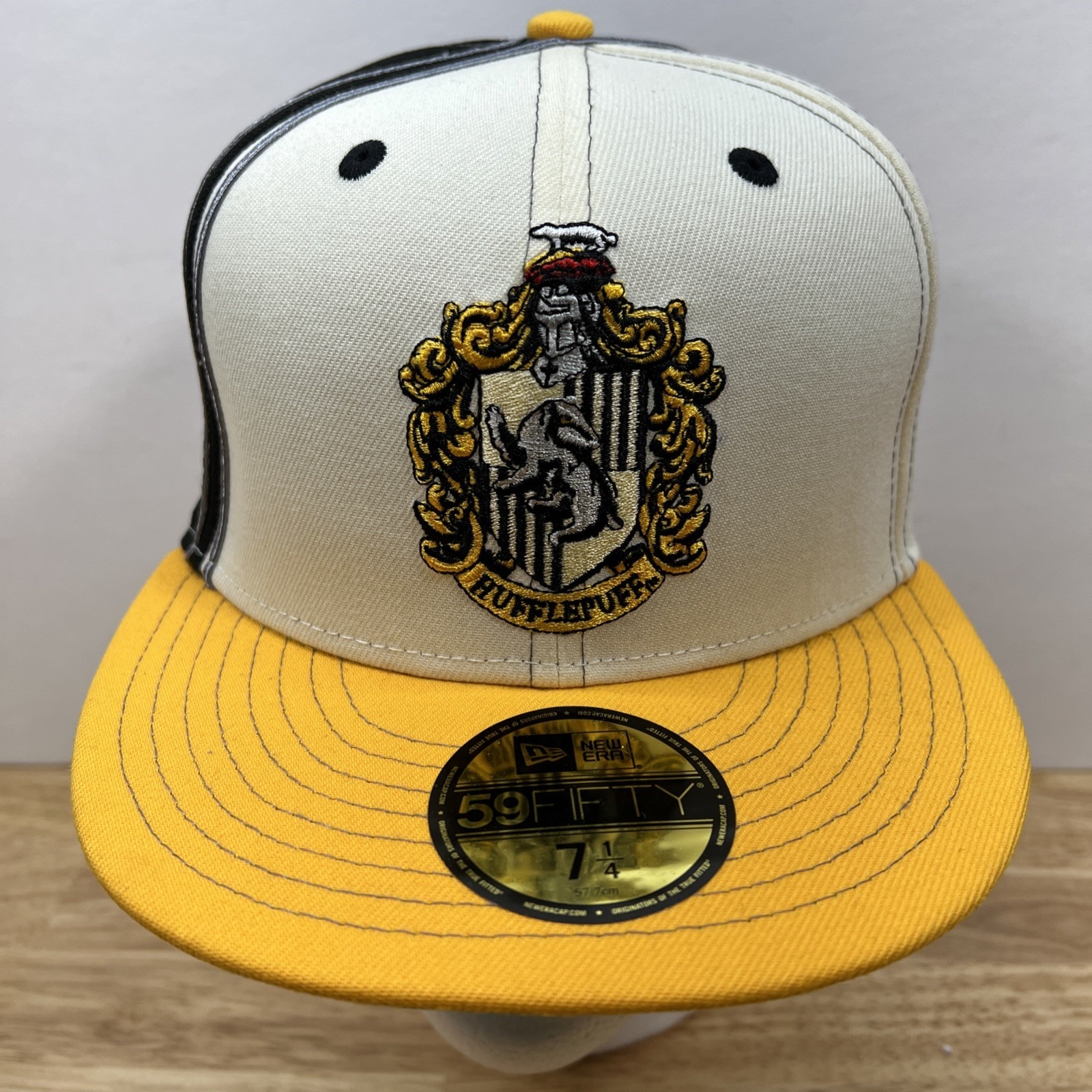 Harry Potter DC Comics Hufflepuff Crest New Era Fitted Cap Hat Men's 7 1/4