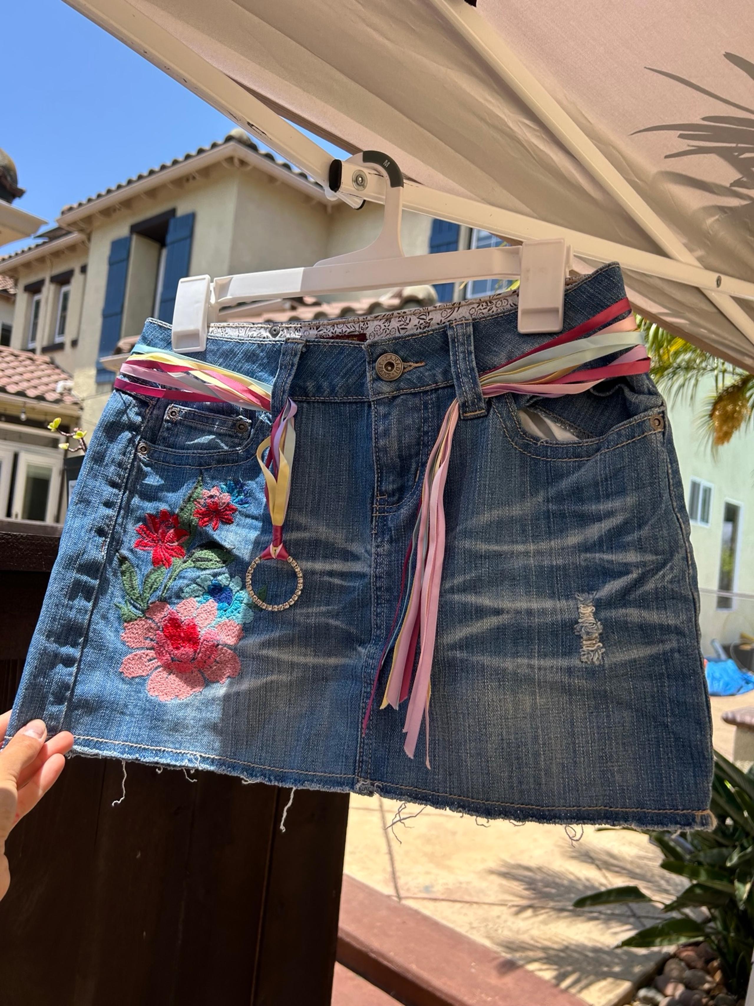 Zana Di Vintage Y2K Mini Denim Skirt with Floral Embroidery