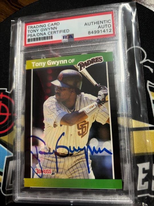 1989 Donruss Tony Gwynn PSA DNA Ceritified IP Auto! Nice and sharp card! See dpt
