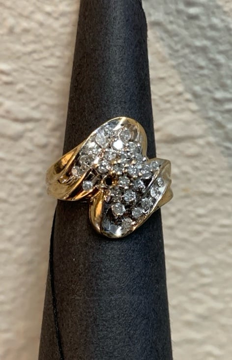 Vintage 10K Gold Ring with Cluster of Diamonds