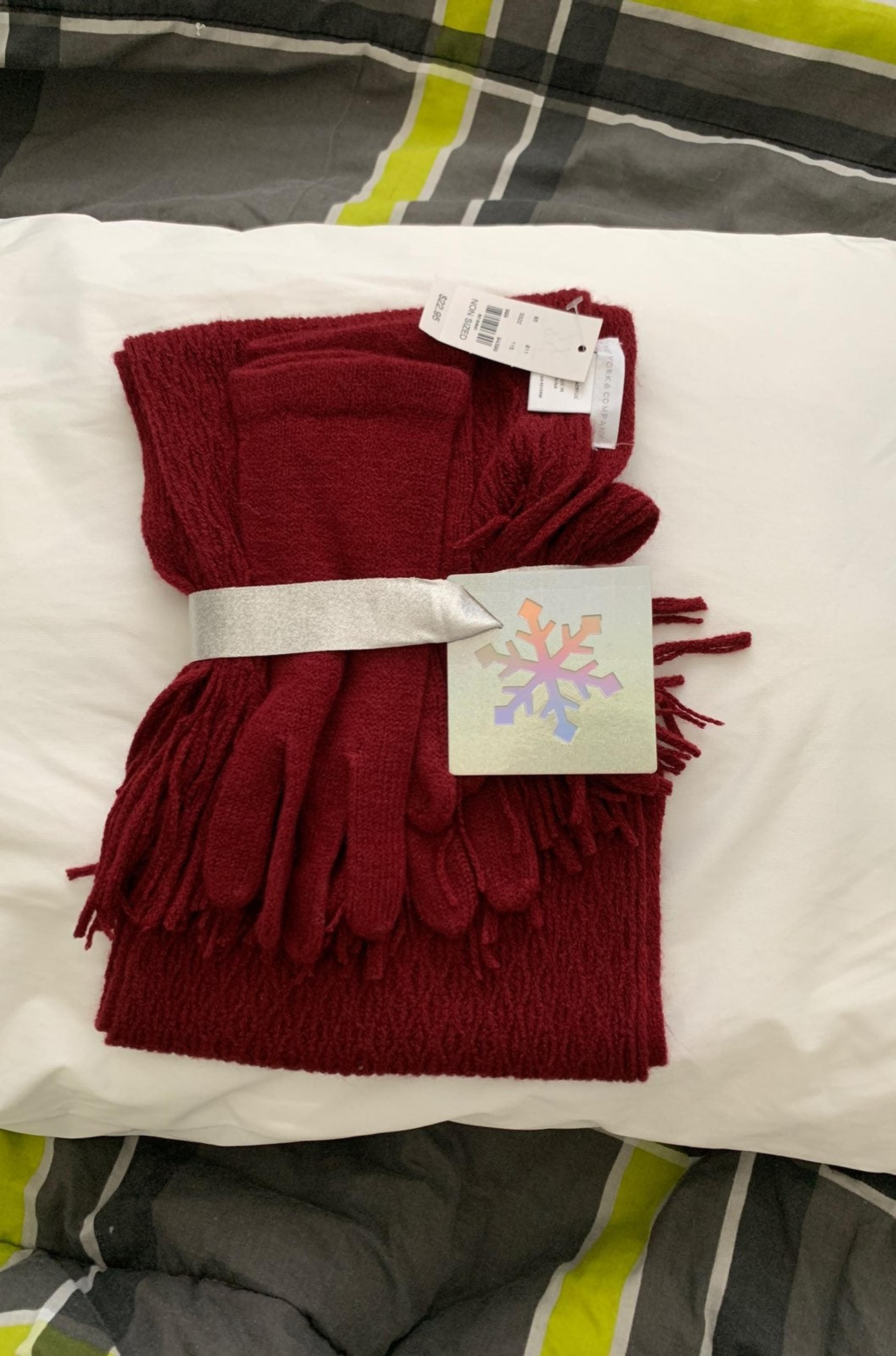 NY&CO Scarf&gloves