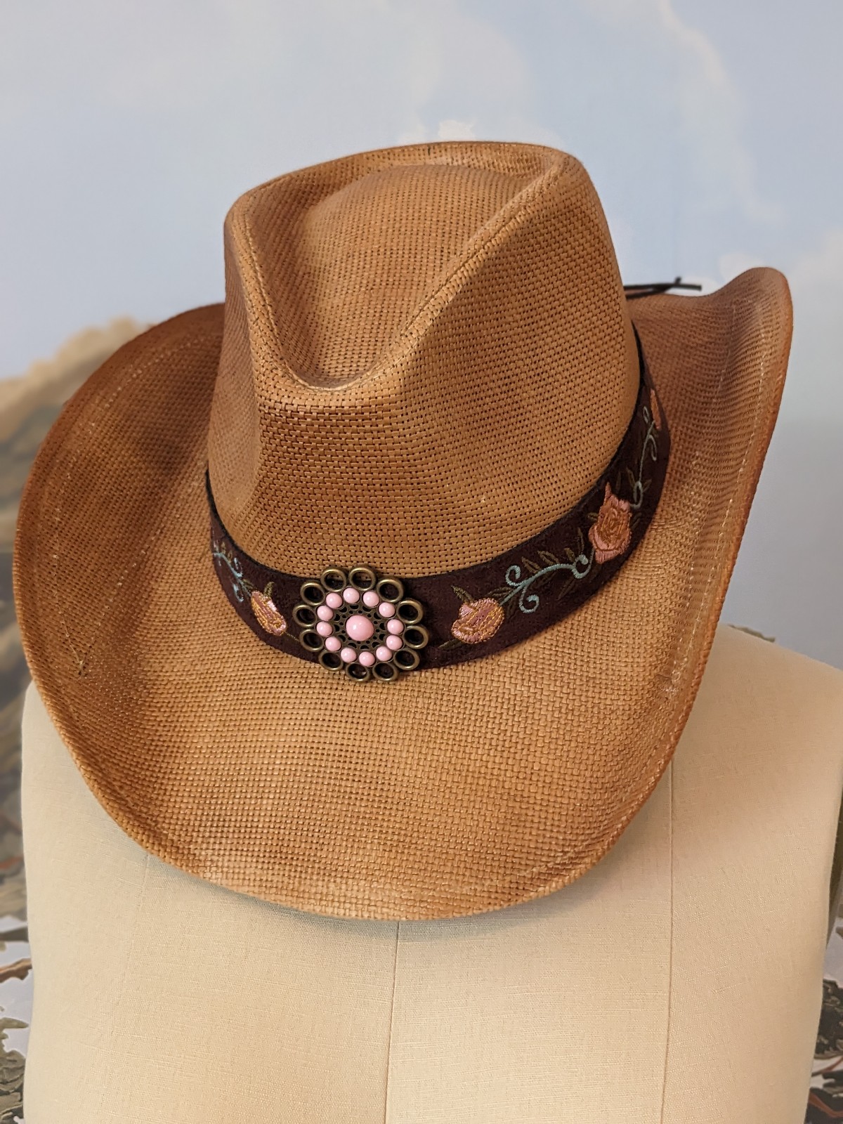 Cowgirl hat w floral embroidery
