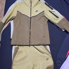 Green nike tech