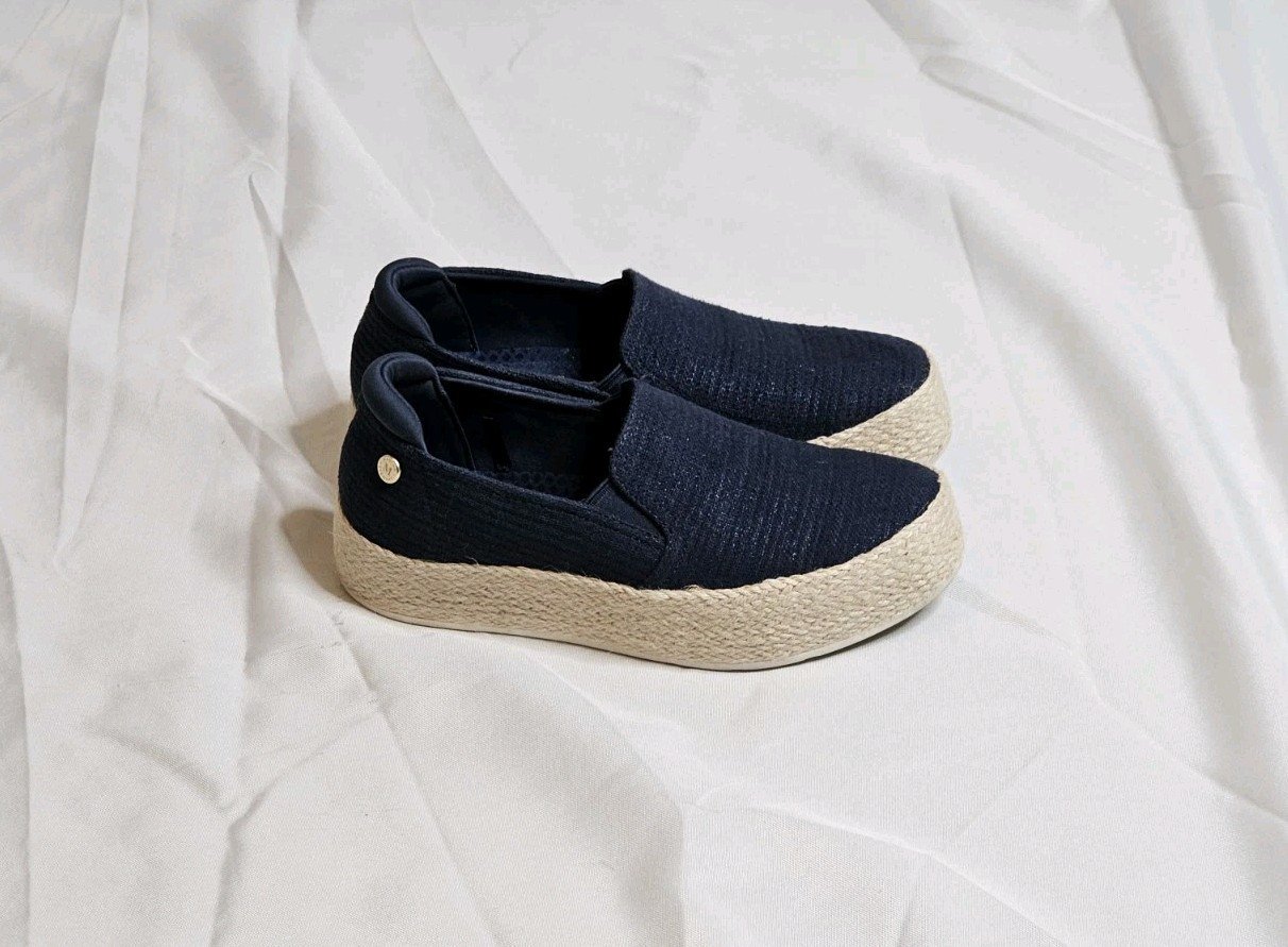 WOMEN`S SKECHERS MARTHA STEWART SLIP ON CASUAL SHOES SIZE 6.5M NAVY