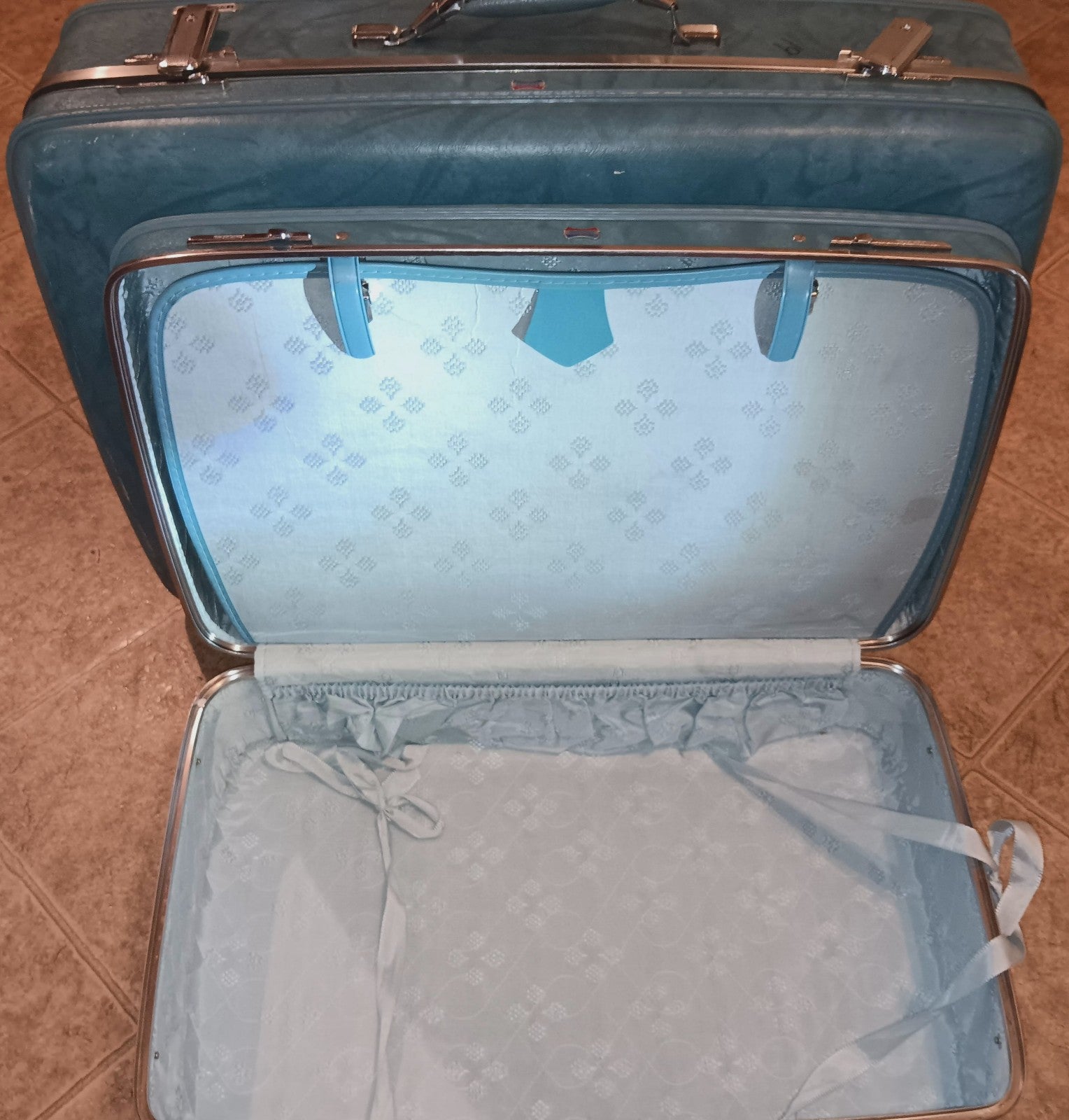 VINTAGE NAVY BLUE AMERICAN TOURISTER W/KEY
