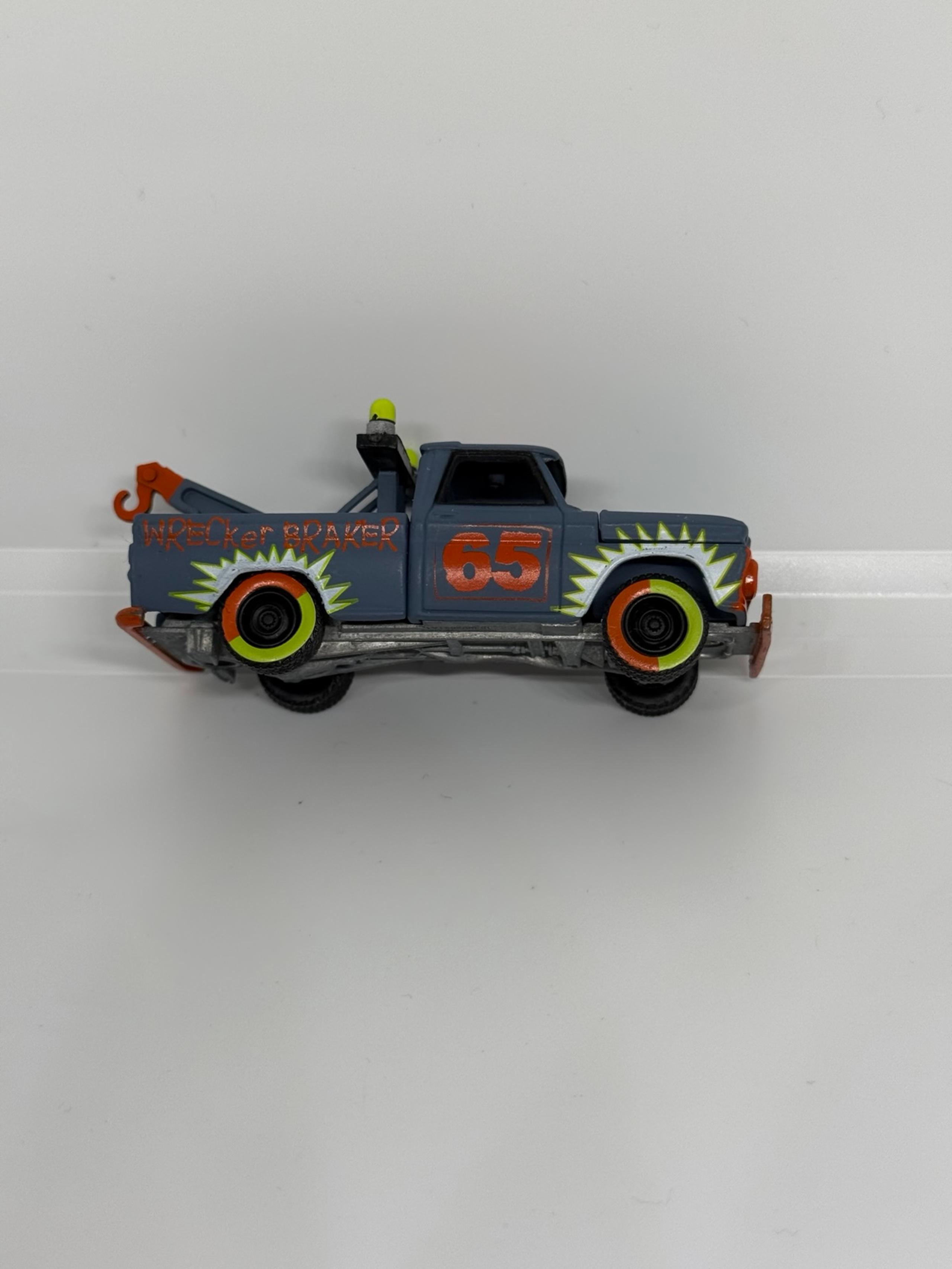 1965 65 CHEVY CHEVROLET TOW TRUCK DEMOLITION DERBY 1:64 SCALE DIECAST MODEL CAR