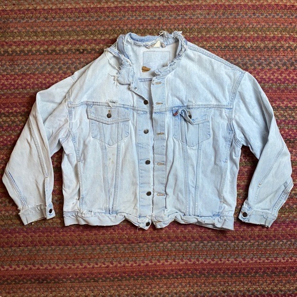 VINTAGE LEVIS DISTRESSED LIGHT WASH TRUCKER JACKET
