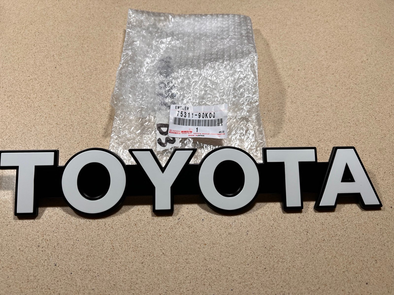 GENUINE OEM TOYOTA 85-87 LAND CRUISER BJ70 FRONT GRILLE PANEL EMBLEM 75311-90K00