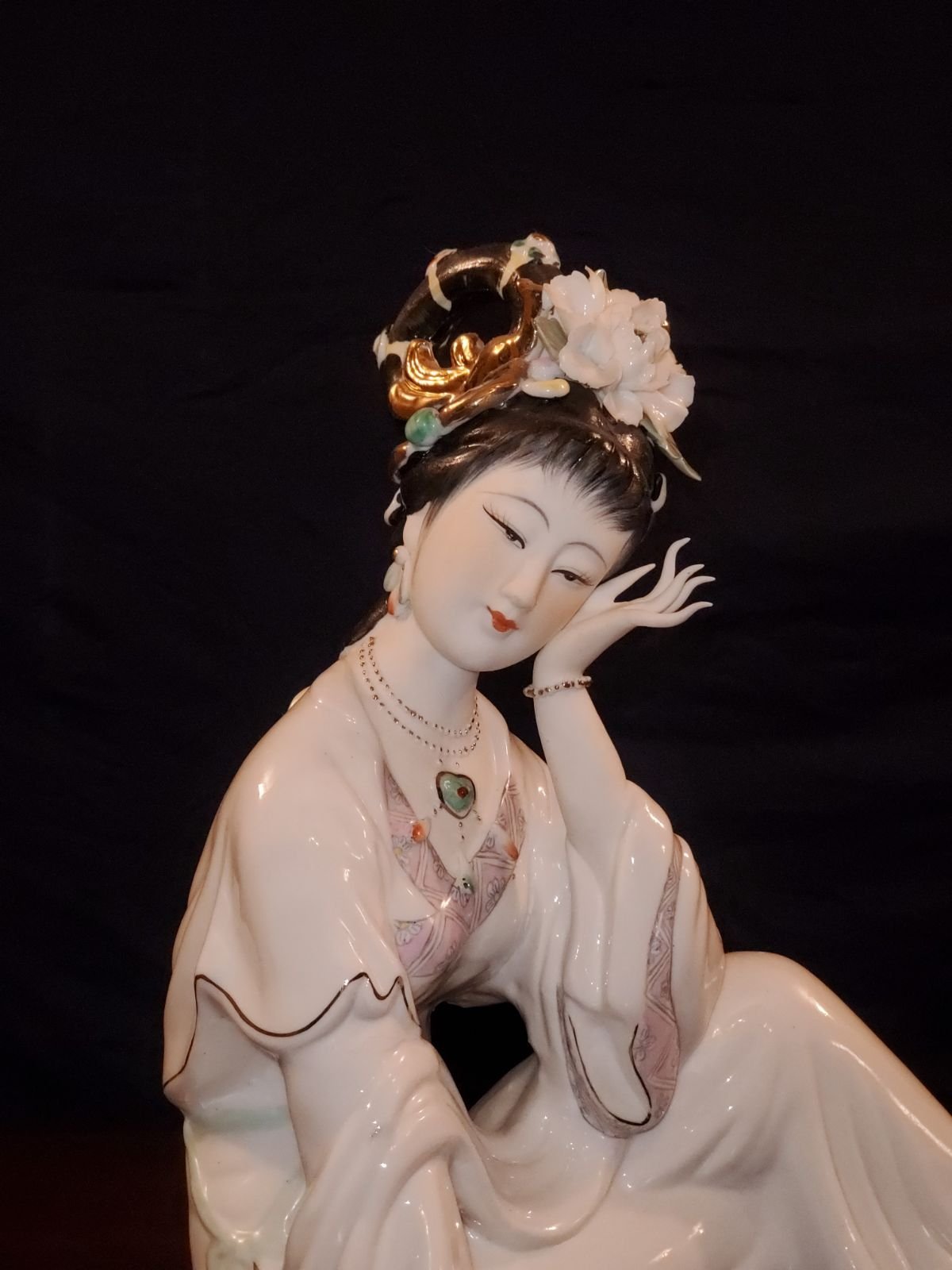 Vintage porcelain giesha statue