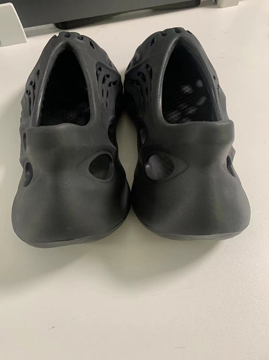 Black Yeezy foam runners size 8