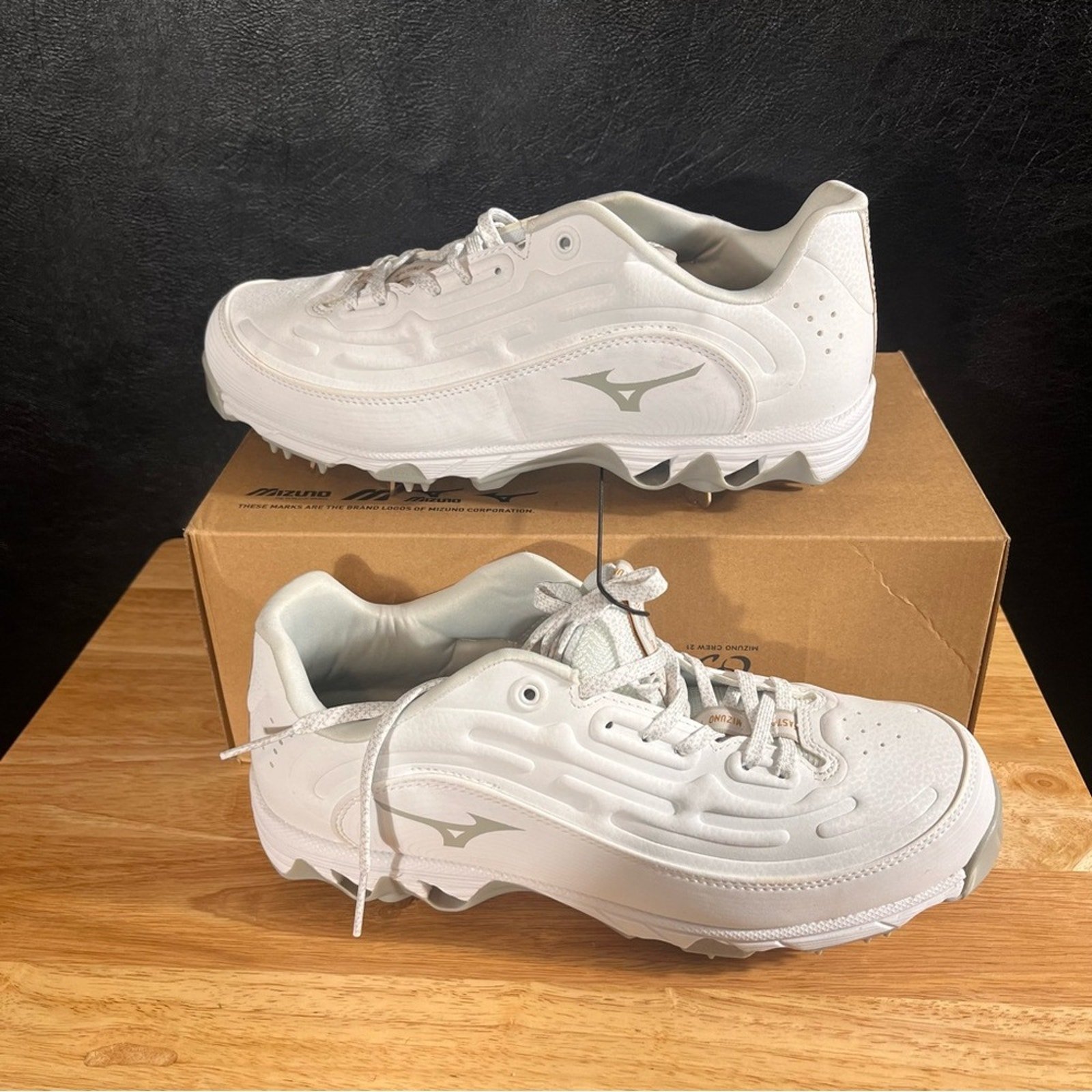 Mizuno White 9 Spike Swift 8 Cleats Size 10
