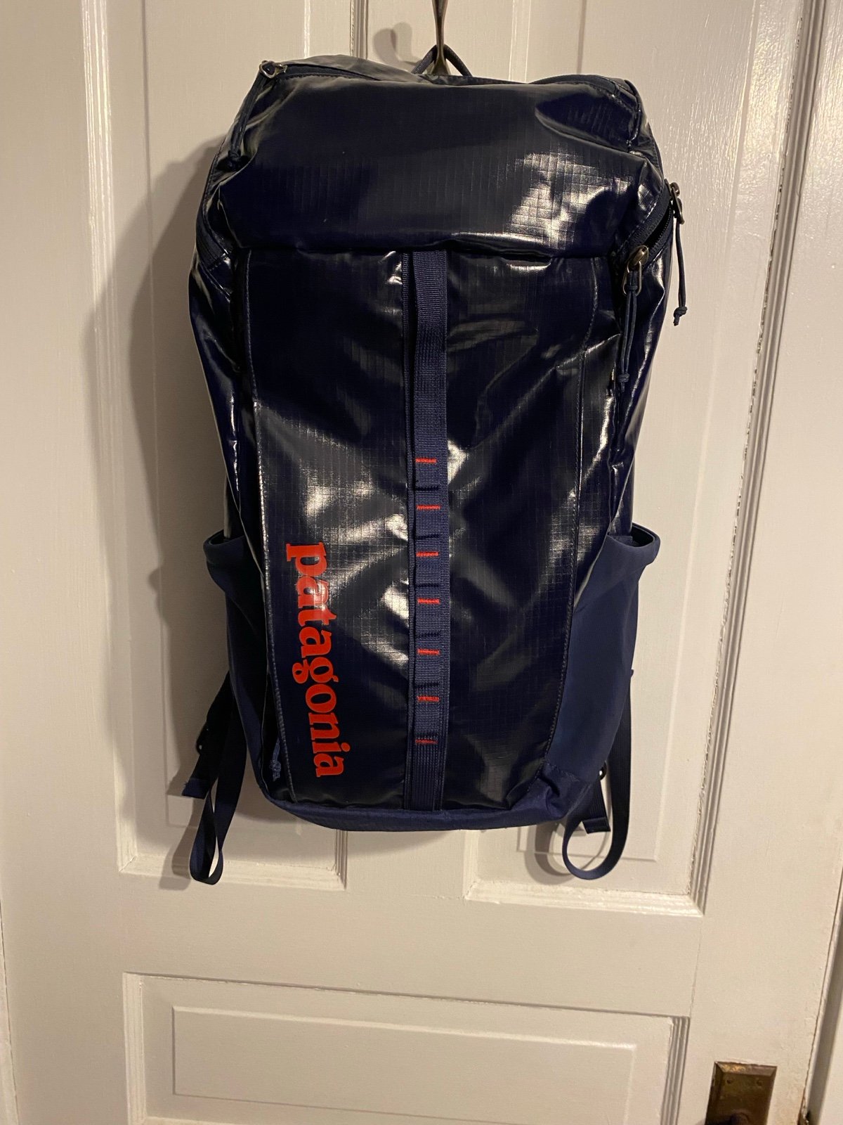 25L Patagonia black hole pack Classic Navy/Red