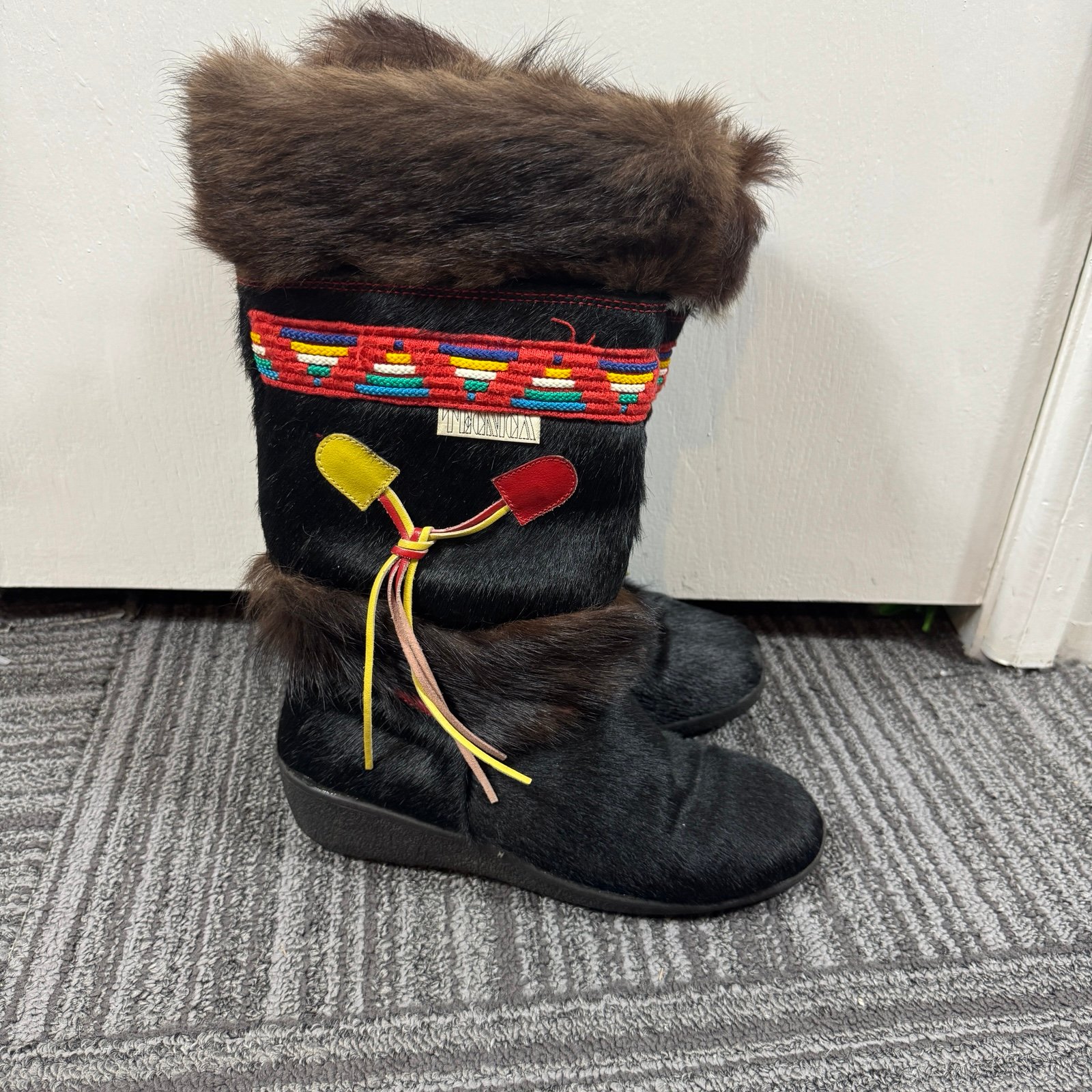 Técnica vintage Italian made insulated fur mid calf boots colorful.